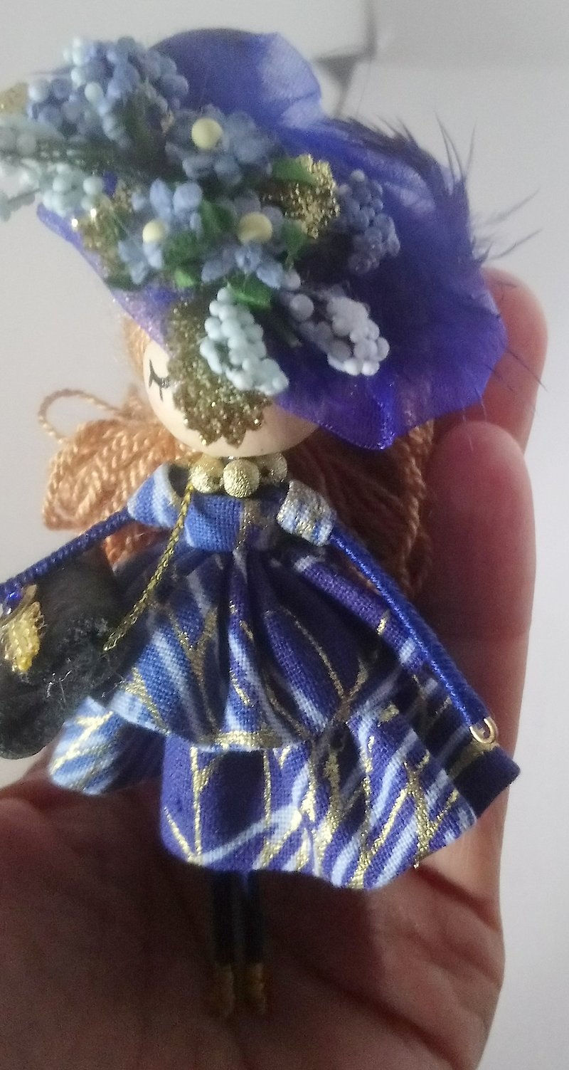 Brooch doll luxe: unique piece - Brooches - Wood Blue