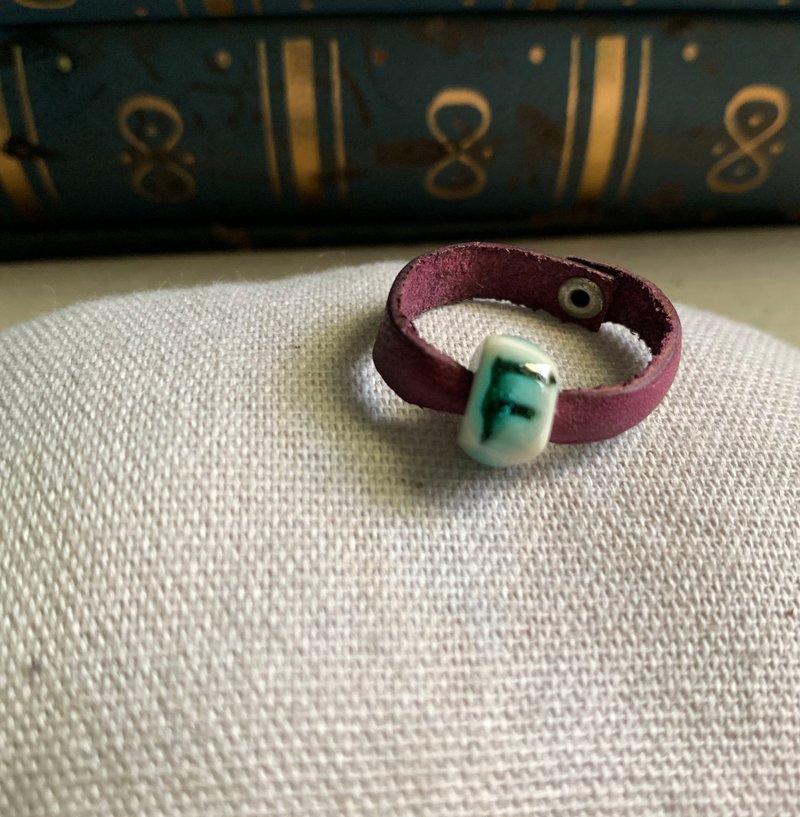 戒指 日本白瓷 自然釉色 無限看不膩色調 真皮革 字母系列 - 戒指 - 瓷 