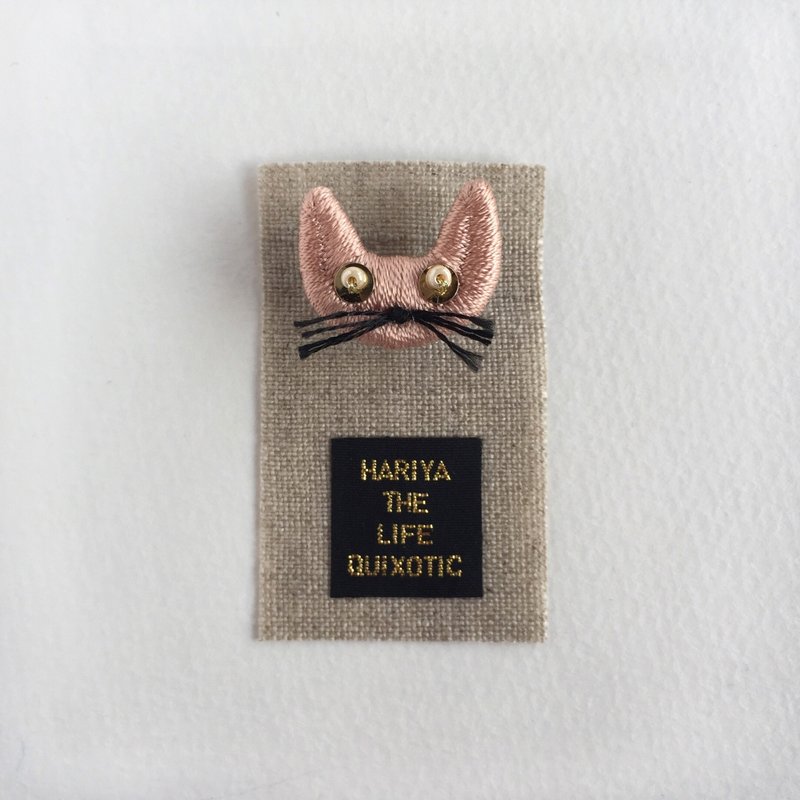 Spring colored cat silk embroidery brooch (pink) - Brooches - Silk Pink