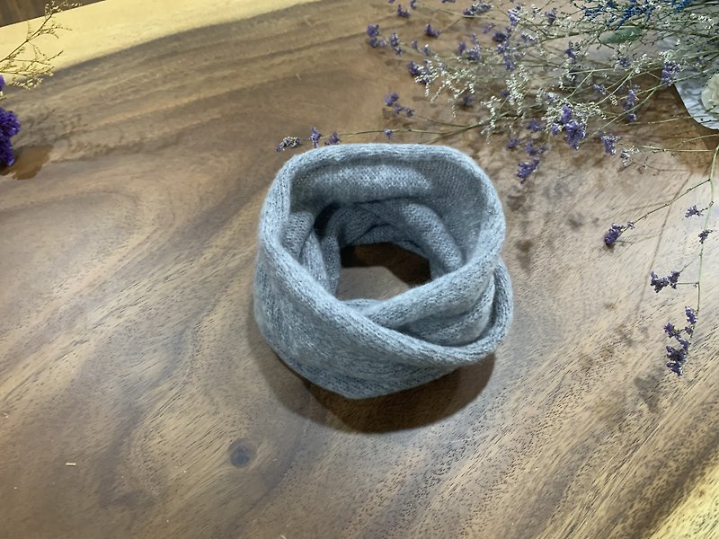 Unisex scarf in light grey. Premium softness. About 50g. Can be wound 2 times - ผ้าพันคอถัก - ขนแกะ 