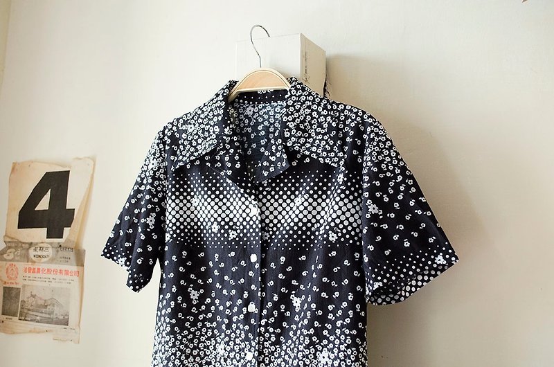 カスタム。花海黒と白の幾何学的な水玉花先のとがった襟半袖ハワイアンシャツ|ヴィンテージ