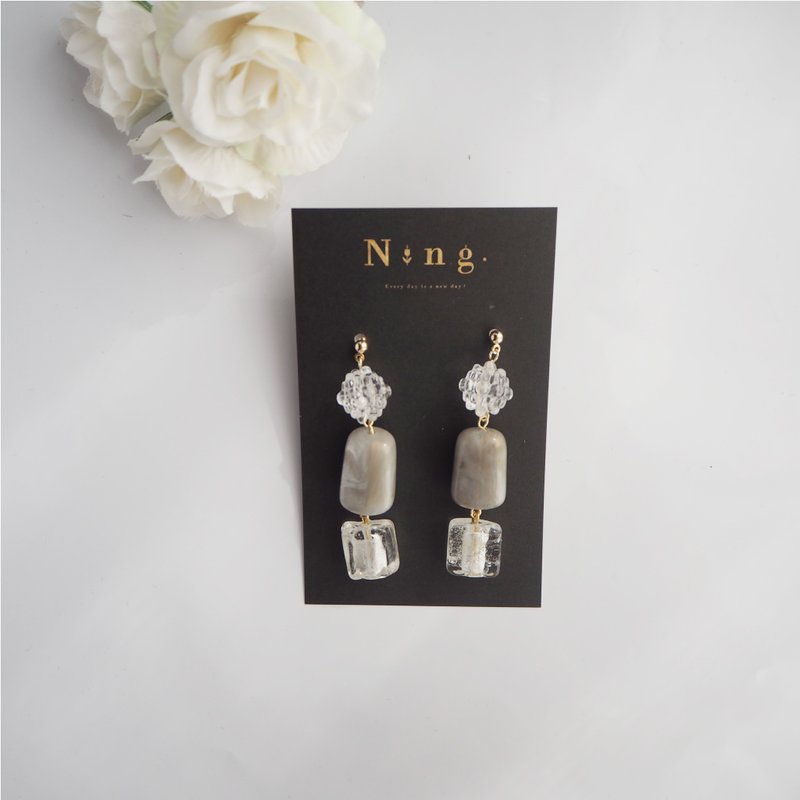 Acryl beads earrings　grey color - 耳環/耳夾/耳骨夾 - 壓克力 透明