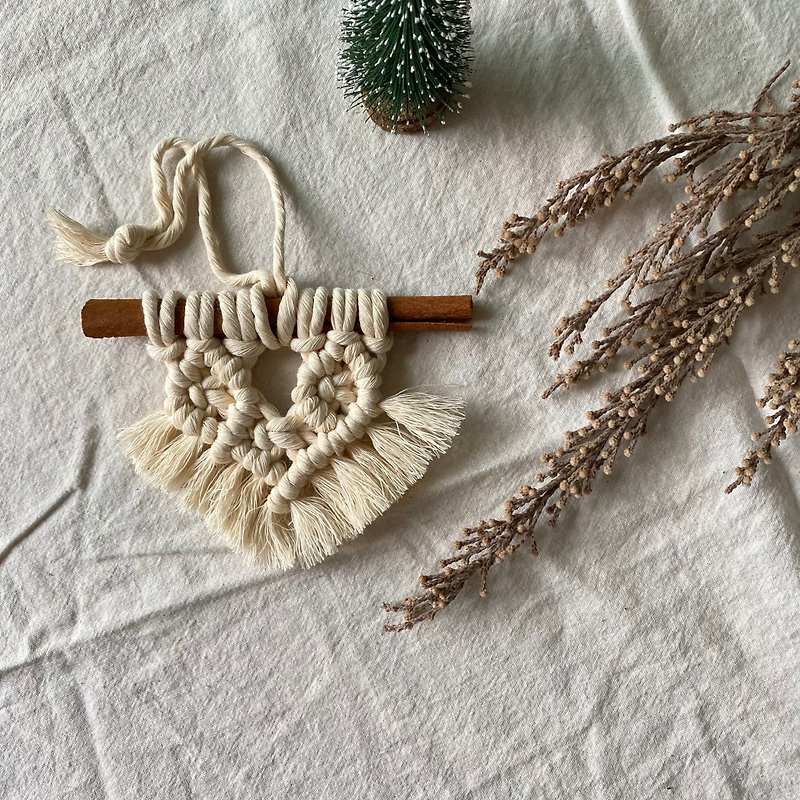 マクラメクリスマス編みこみシナモンスティック飾り - 置物 - コットン・麻 ホワイト