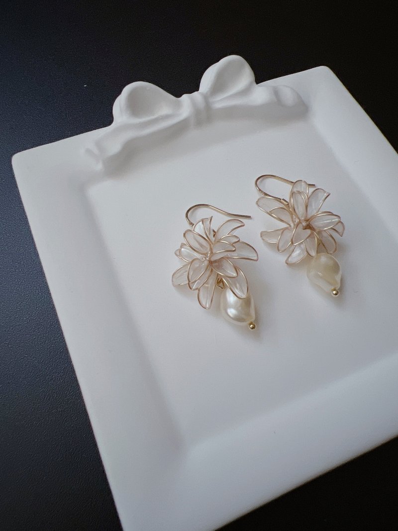 花詠 小花朵樹脂耳環 - 耳環/耳夾/耳骨夾 - 樹脂 白色
