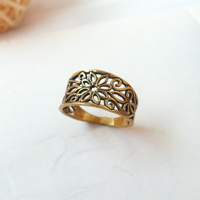 Retro hollow carved pure brass ring anti-allergic brass - แหวนทั่วไป - โลหะ สีทอง