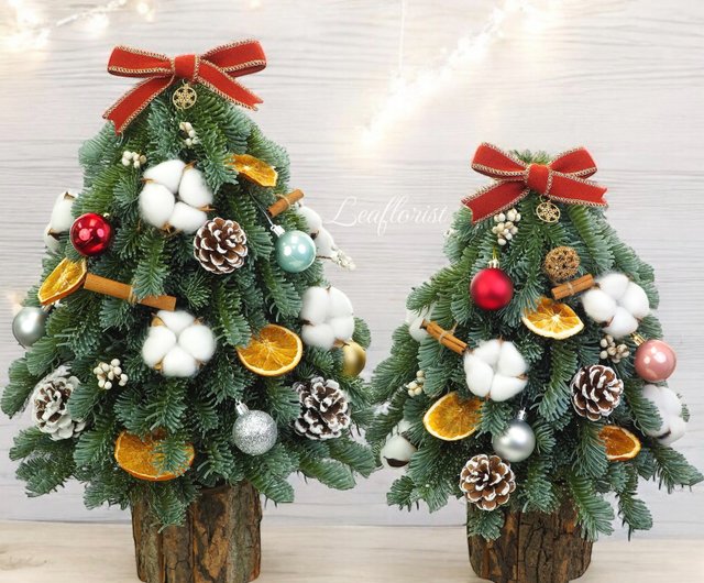 ステッチオーナメント付きの約210cmのクリスマスツリー