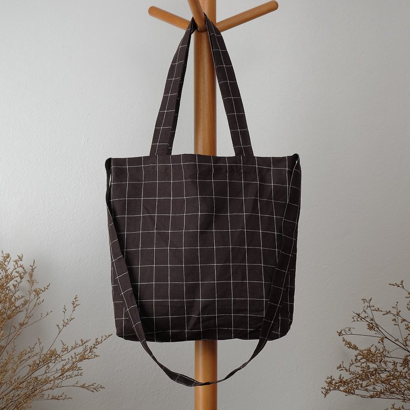 Dark Chocolate Checkered Linen Tote Bag - กระเป๋าแมสเซนเจอร์ - ผ้าฝ้าย/ผ้าลินิน สีนำ้ตาล