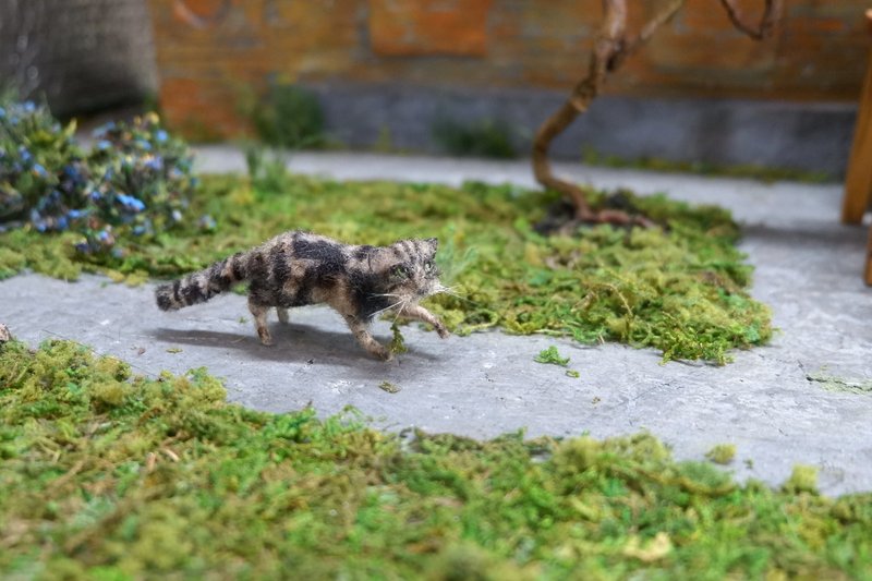 Cute spotted cat. Perfect for the dollhouse - ตุ๊กตา - ขนแกะ สีเทา