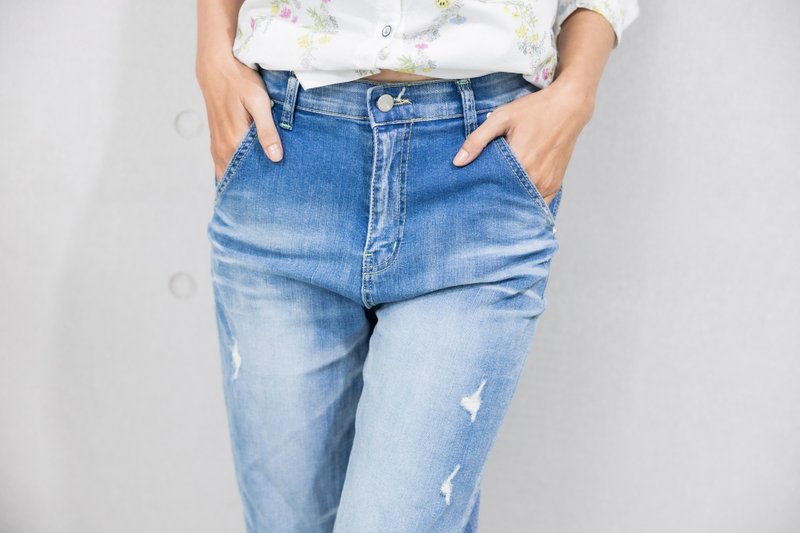 微刷破牛仔長褲 淺藍色 - 女長褲 - 其他材質 藍色