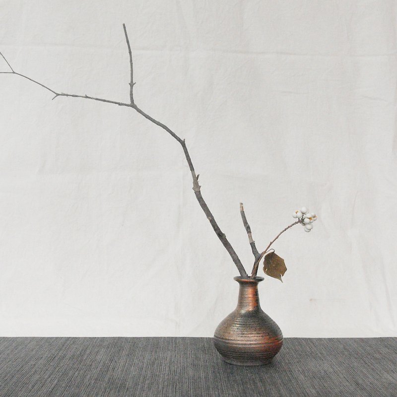 Wood fired pottery. Low-key metal shiny flower vase vase - เซรามิก - ดินเผา สีนำ้ตาล