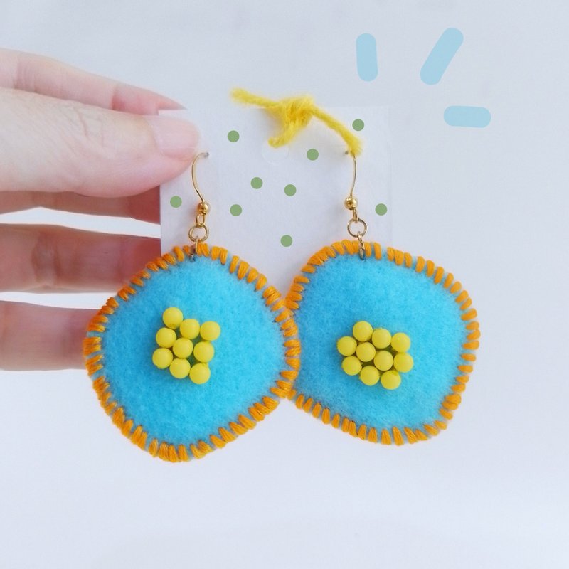 Cute Handmade colorful free-form earrings with hand-stitching on felt with beads - 耳環/耳夾/耳骨夾 - 繡線 