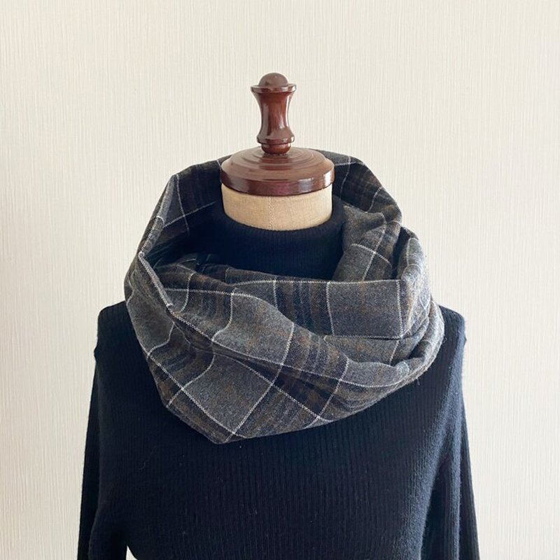 A tartan plaid snood gray that looks stylish just by wearing it. - ผ้าพันคอถัก - เส้นใยสังเคราะห์ สีเทา