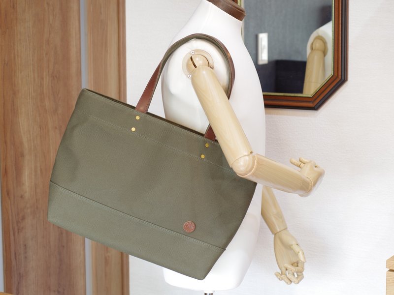 Leather Handle Canvas (Ziptop) Tote Bag A4 Landscape Olive - กระเป๋าถือ - ผ้าฝ้าย/ผ้าลินิน สีเขียว