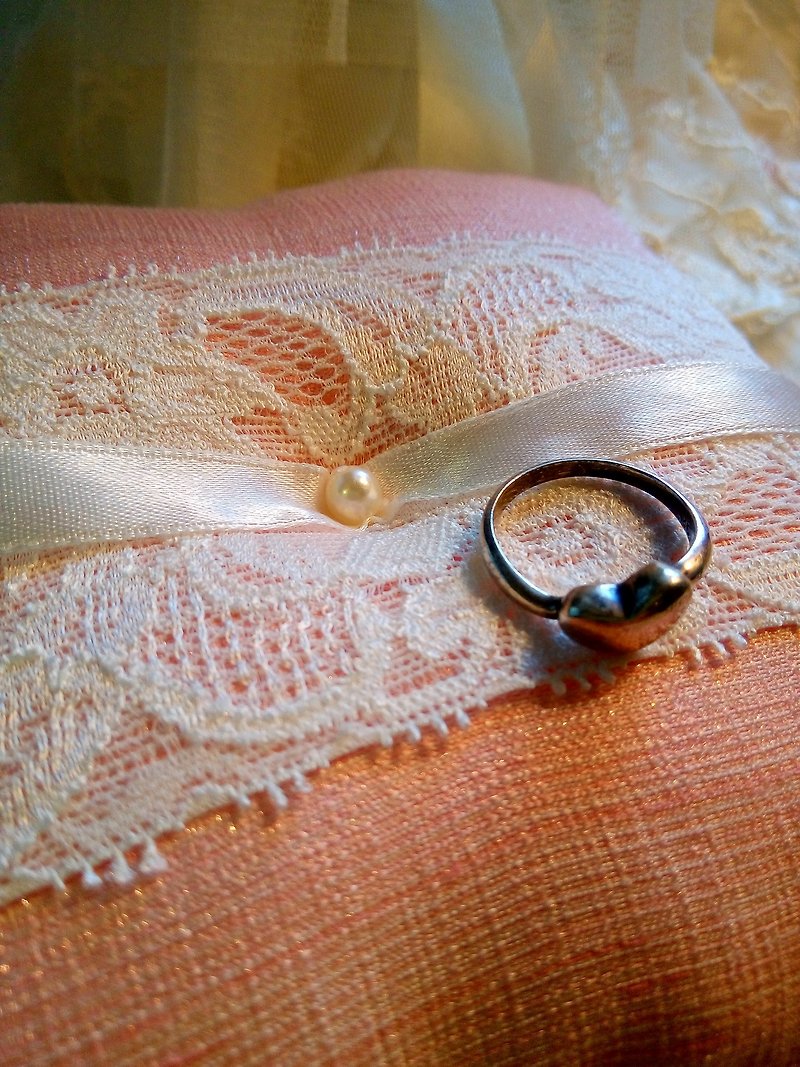 JUNE Lace Band Ring Pillow BlingPink - แหวนทั่วไป - เส้นใยสังเคราะห์ สึชมพู