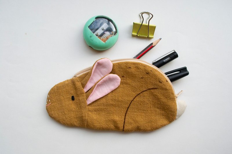 兔 Bunny Loaf small zip pouch case - Almond - 其他 - 棉．麻 卡其色