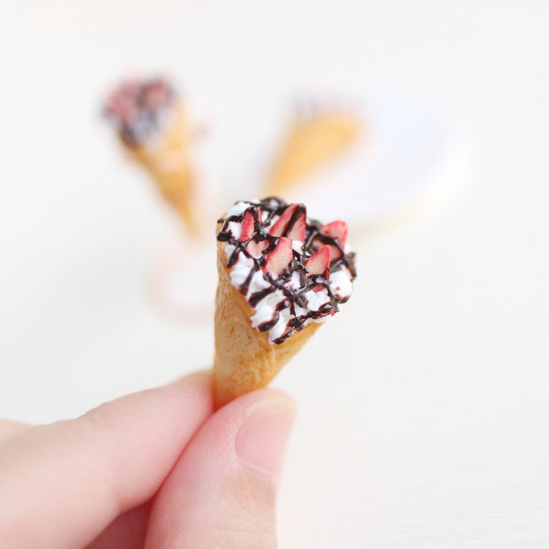 草莓巧克力醬可麗餅 A 耳環 單支 甜點飾品 袖珍 仿真食物 - 耳環/耳夾/耳骨夾 - 黏土 橘色