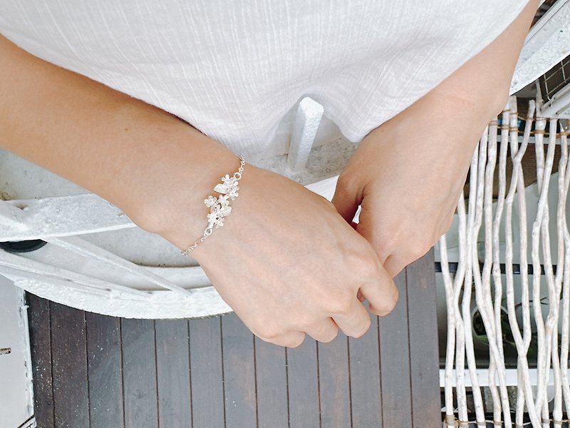 925 Sterling Silver/Romantic Temperament• Blooming Flowers Adjustable Bracelet - สร้อยข้อมือ - เงินแท้ สีเงิน
