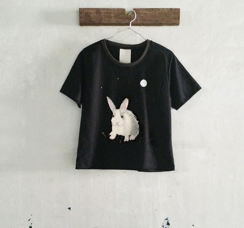 Rabbit and the Moon / Top T-shirt - T 恤 - 棉．麻 黑色