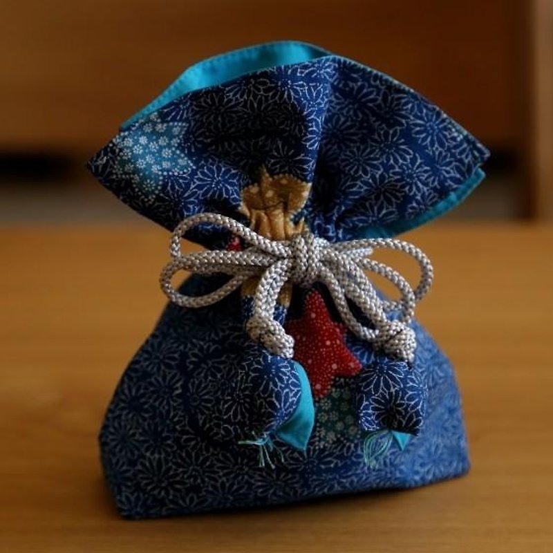 青空色の菊文様　めでた尽くしの幸せ巾着　FUGURO - ポーチ - コットン・麻 ブルー