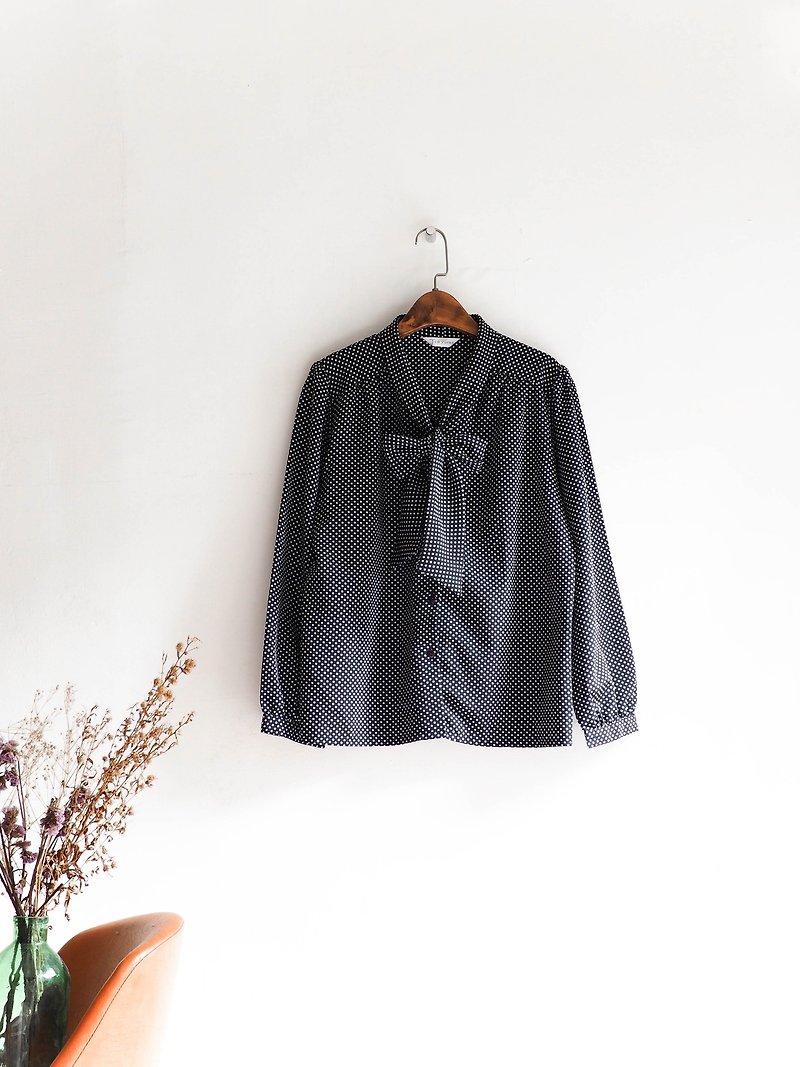 河水山 - Yamaguchi black and white point bow tie autumn wind girl antique silk shirt top - Women's Shirts - Polyester Black