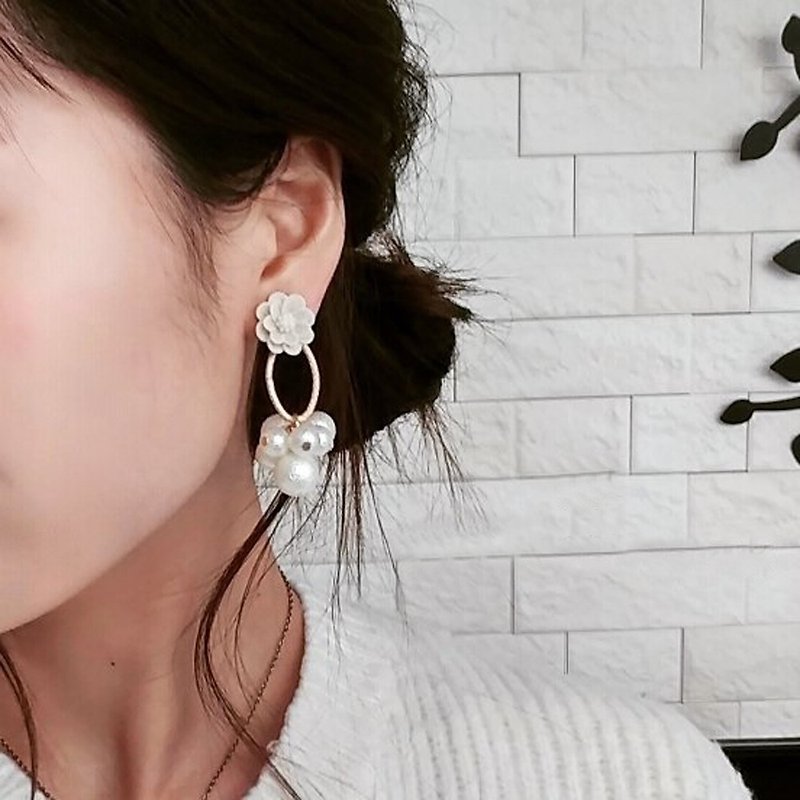 Flower cotton pearl earrings - Earrings & Clip-ons - Pearl 