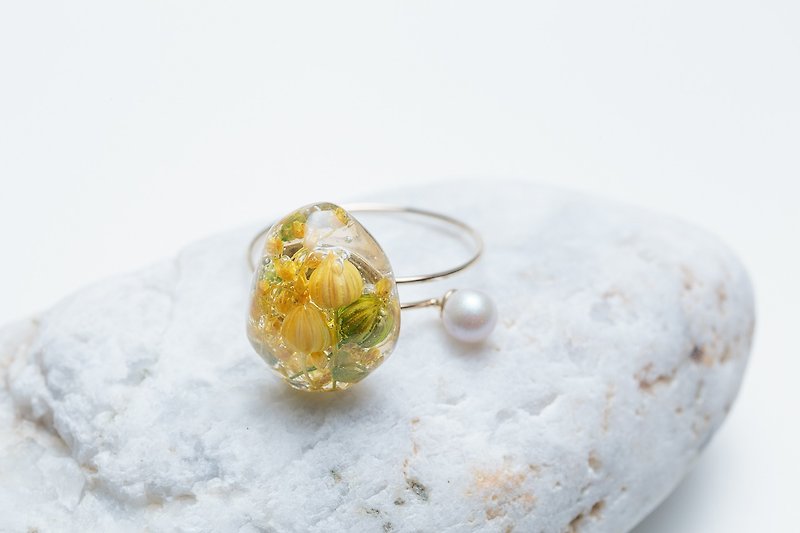 | 彼得潘寶盒。|  手作乾燥花戒指 / 施華洛世奇水晶珍珠 - 戒指 - 植物．花 黃色