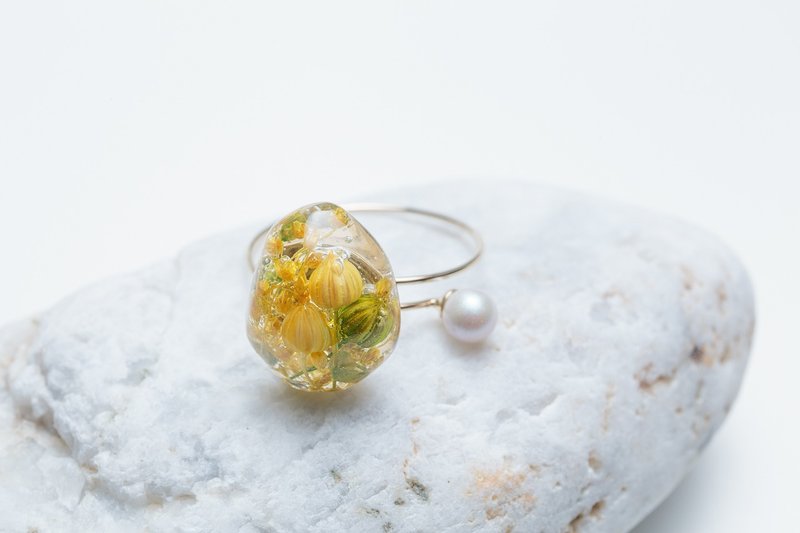 | Peter Pan Treasure Box. | Handmade Dry Flower Ring / Swarovski Crystal Pearl - แหวนทั่วไป - พืช/ดอกไม้ สีเหลือง