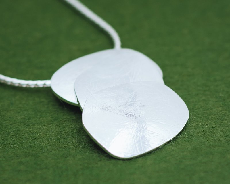 Pebbles silver pendant head necklace - Japanese wabi sabi stepping stones - สร้อยคอ - โลหะ สีเงิน