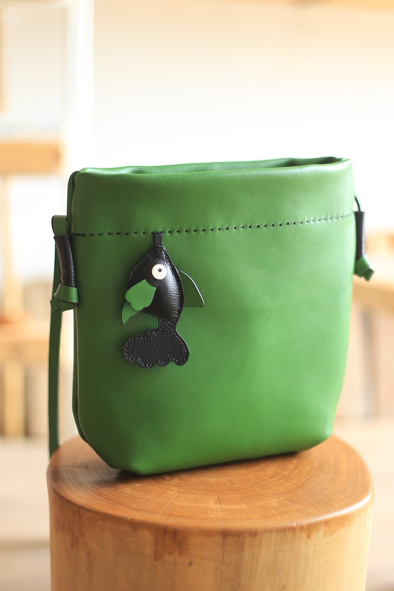 Green leather bag / Fraa Fish - กระเป๋าแมสเซนเจอร์ - หนังแท้ สีเขียว