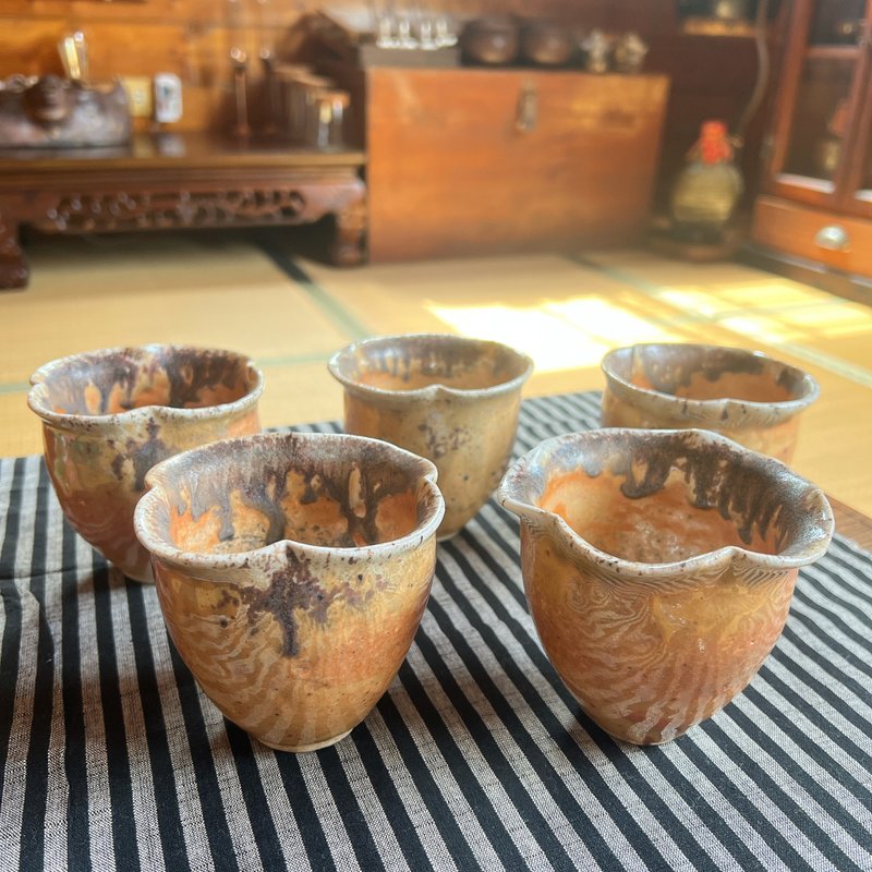 Hand-kneaded wood-burning Shino flower petal cup / set of five / handmade by Xiao Pingfan - Teapots & Teacups - Pottery 