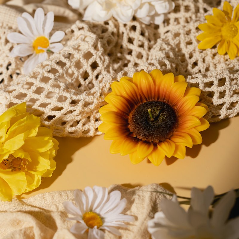 It's Summer Sun • Sunflower Candle - เทียน/เชิงเทียน - ขี้ผึ้ง สีเหลือง