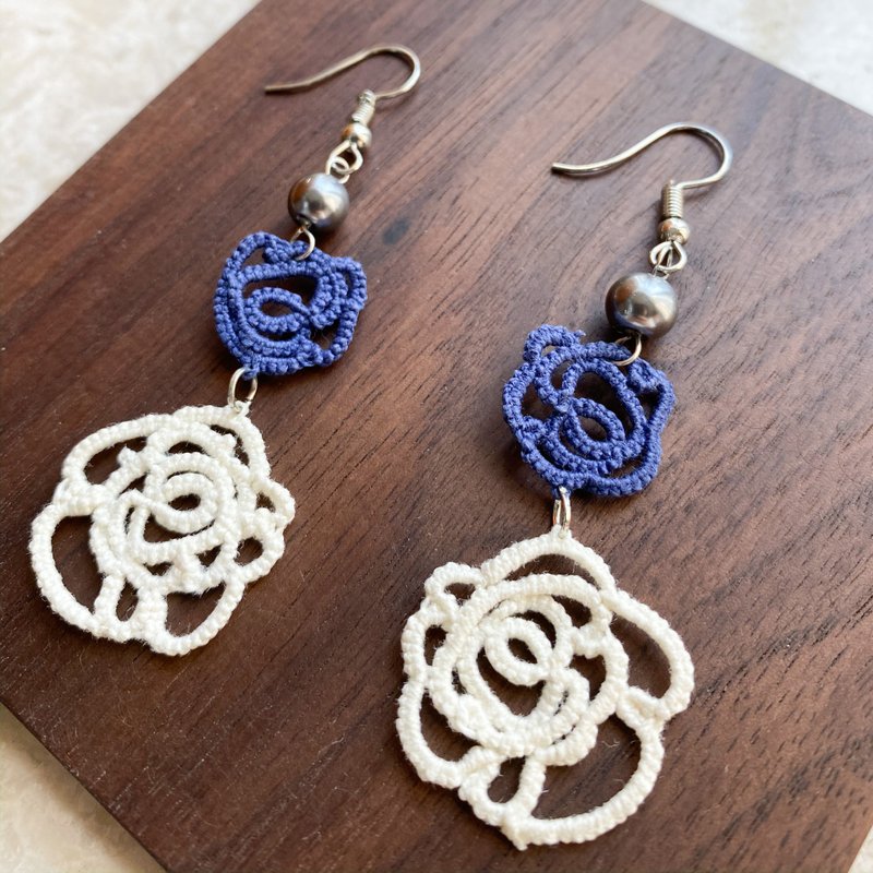梭織藍白色玫瑰長形耳環 Tatting earrings 耳針 - 耳環/耳夾/耳骨夾 - 棉．麻 藍色
