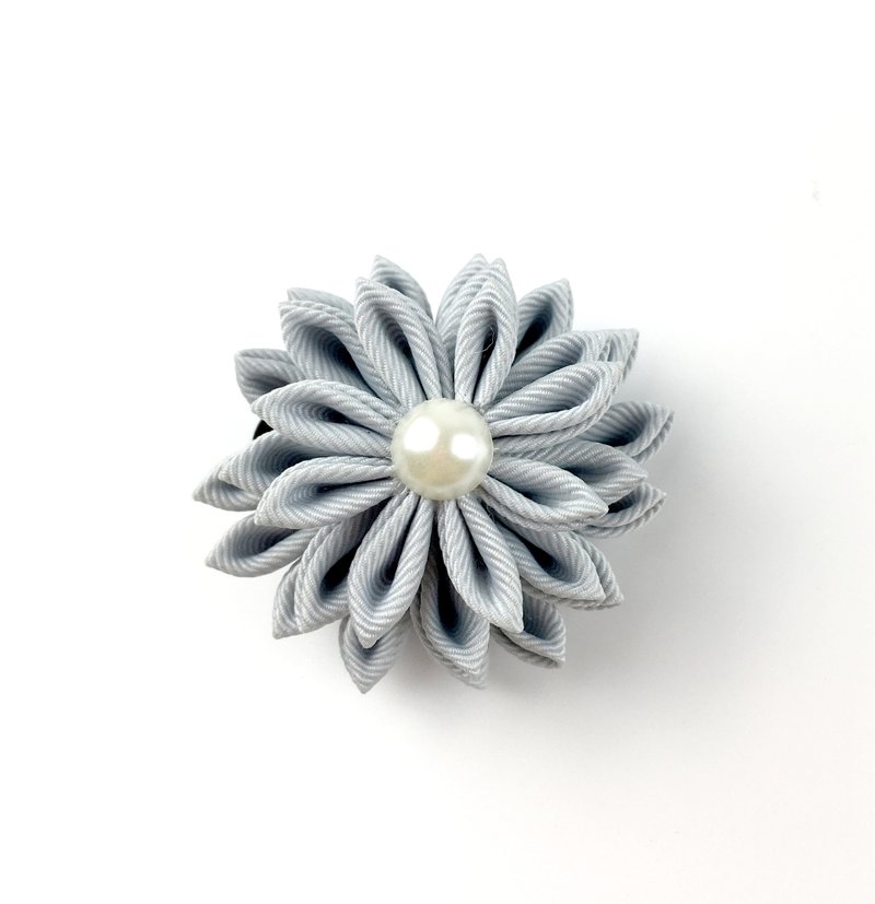 Kaika Ato / 八重菊-氣質灰 / 日式和風布花 / つまみ細工 花簪 - 髮夾/髮圈 - 其他材質 灰色