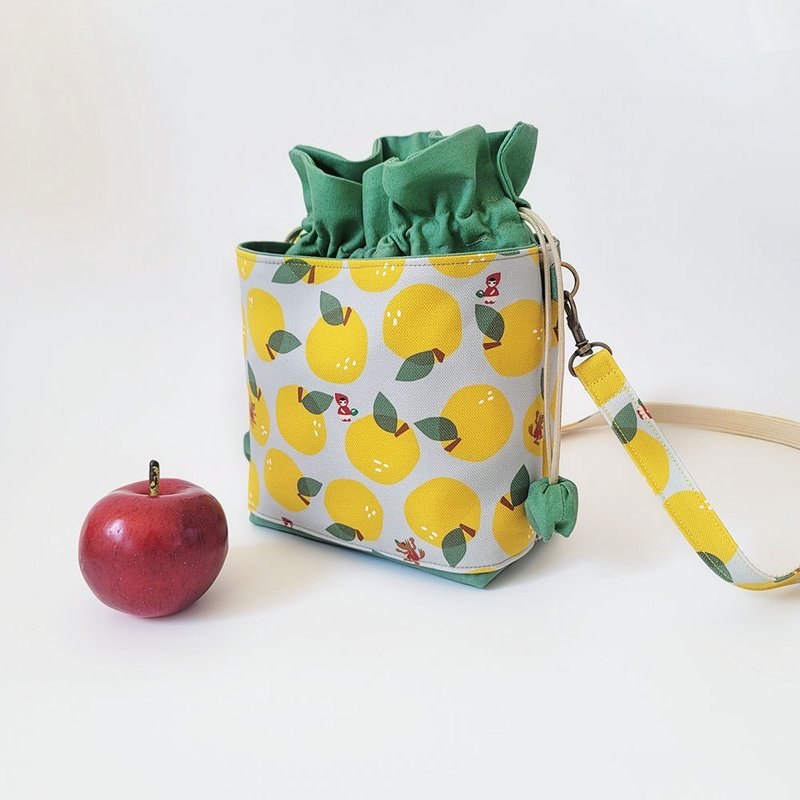 キャンディ巾着バッグ 撥水バケツバッグ ショルダーバッグ - 梨想成真 イエロー 赤ずきん オオカミ - ショルダーバッグ - 防水素材 イエロー