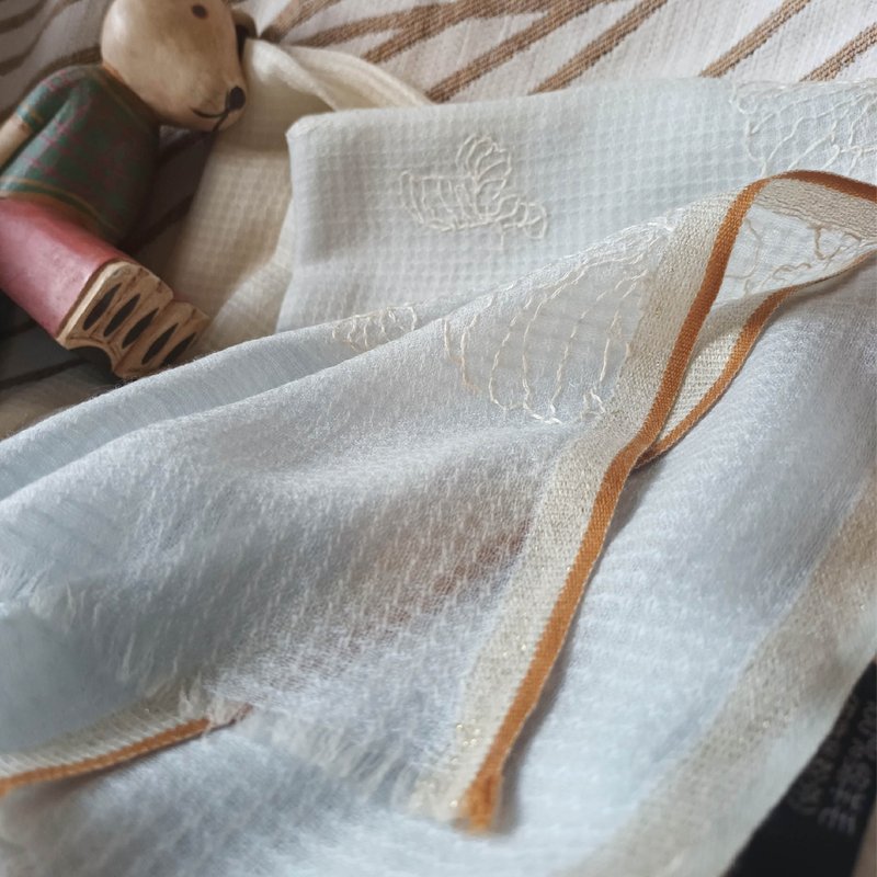 免費手綉字母 手工刺繡漸變色糸全綿羊毛薄長圍巾 - 花落 - 圍巾/披肩 - 羊毛 藍色