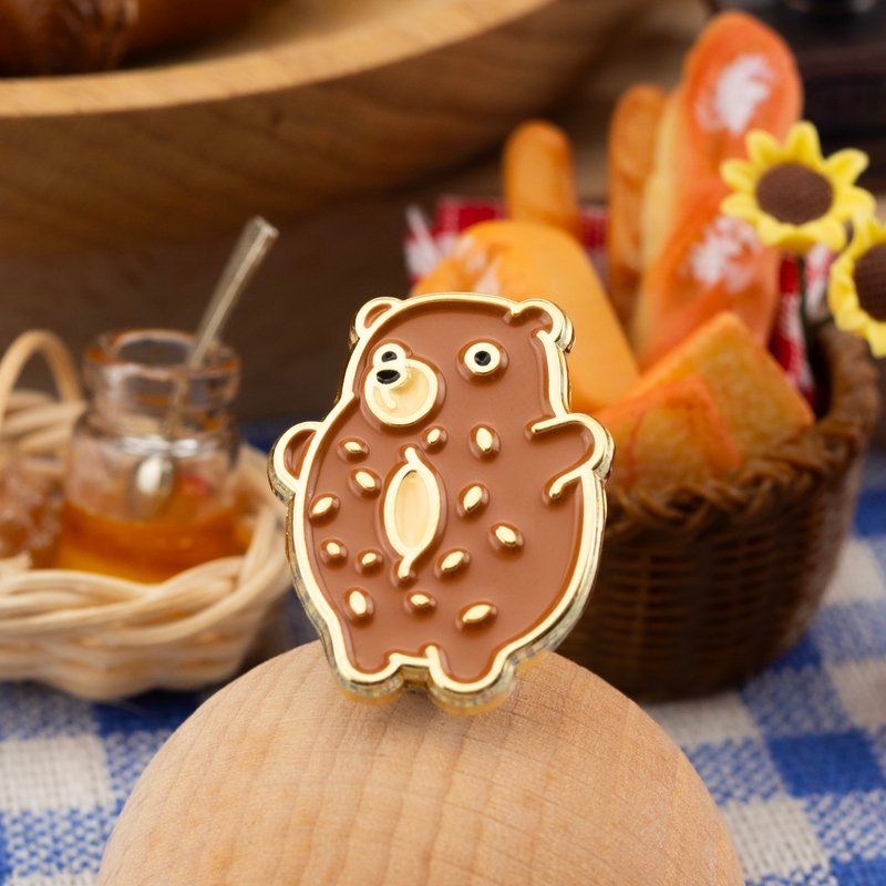 Bagel Bear Enamel Pin — Bagel Enamel Pin | Cute food illustration - 胸針 - 其他金屬 咖啡色