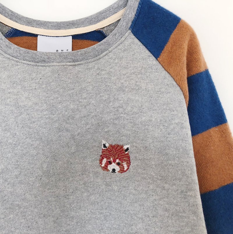 Red panda / Embroidery  // Sweater /// Striped Sleeves - สเวตเตอร์ผู้หญิง - ผ้าฝ้าย/ผ้าลินิน หลากหลายสี