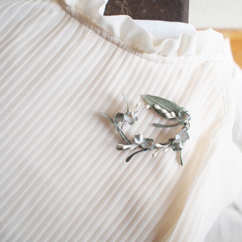 Oval brooch.Lily of the valley.Natural style. - 胸針 - 棉．麻 