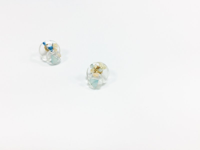 Snowman Two Balls Big Circle and Small Circle Dried Flower Resin Ear Pins (Gold) - ต่างหู - เรซิน หลากหลายสี