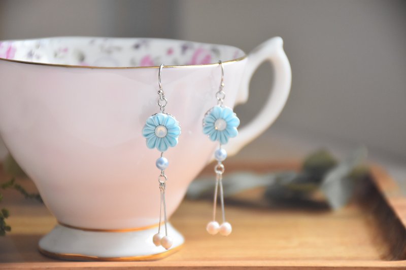 Fresh pink blue Swarovski pearl custom-made silk flower earrings / つまみ细工ピアス - Earrings & Clip-ons - Silk Blue