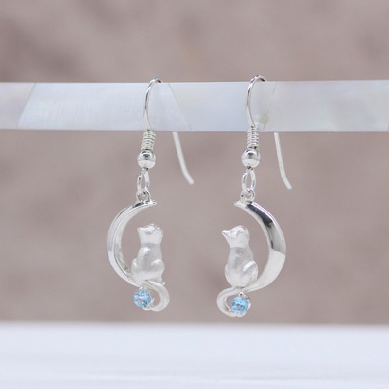 A kitten sitting on the moon(Blue Topaz)  silver  Earrings / 925 Sterling Silver - ต่างหู - เงินแท้ สีเงิน