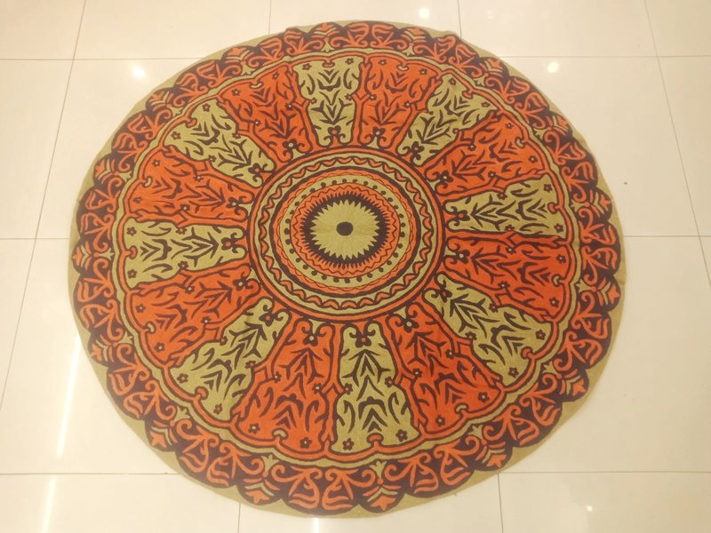 インド カシミール手刺繍ウール ラウンド ラグ 152x152 - 火山 - 絨毯・カーペット - シルク・絹 オレンジ