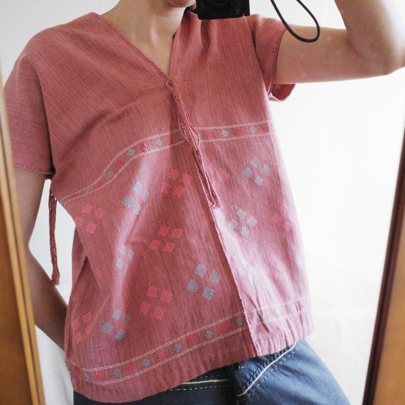 Karen shirt 泰北山岳民族克倫族手織布手工刺繡天然染織上衣 - 女上衣/長袖上衣 - 棉．麻 