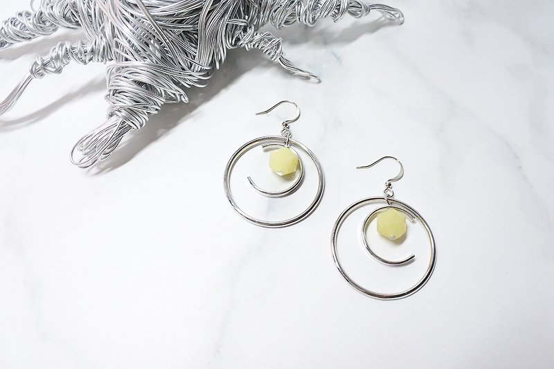 Pinkoi exclusively sells [Moonlight Crystal] natural stone hanging earrings - ต่างหู - โลหะ สีเหลือง