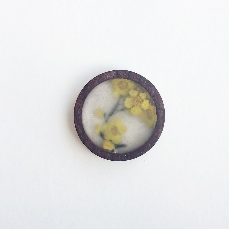 A yellow plum / sandalwood double-sided transparent pendant / cold fragrance remains / fearlessly cold