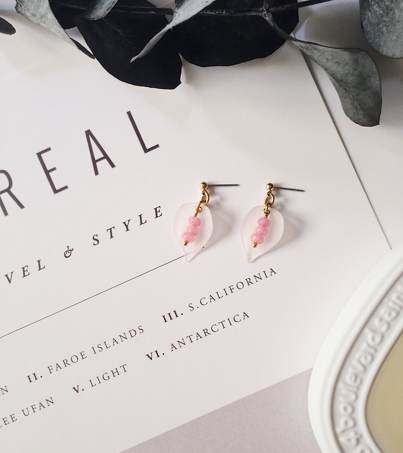 La Don - Small pink petal ear/ear clip - Earrings & Clip-ons - Acrylic Pink