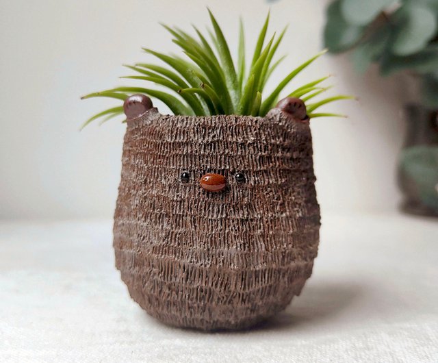 Little furry brown monster planter. Handmade pot with drainage hole. - ショップ  Noonster clay village 花瓶・植木鉢 - Pinkoi