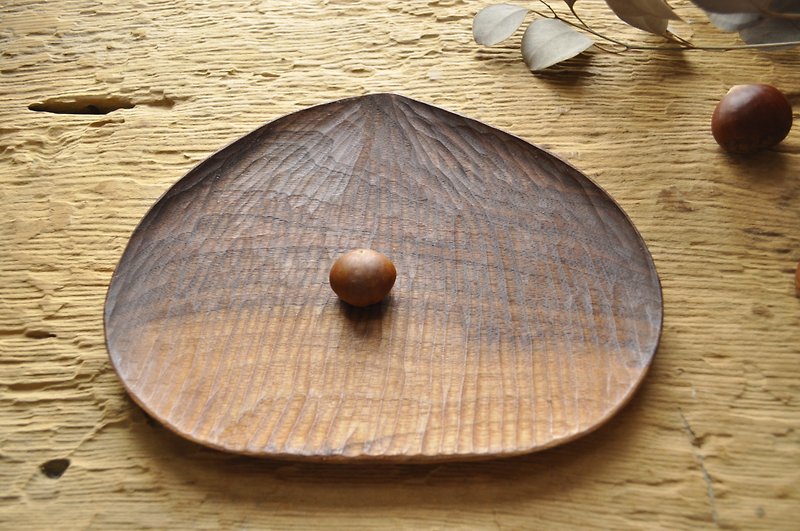 Big chestnuts - walnut hand carved chestnuts deep dish. Picnic / wood / cake dessert / carving / handmade - จานเล็ก - ไม้ สีนำ้ตาล