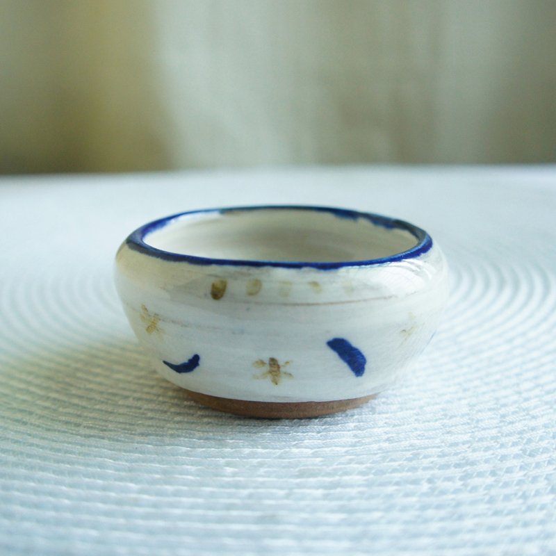 素敵な手作りの陶器 [ブルー花が描かれた大皿、ホワイトにブルー花] - 皿・プレート - 陶器 ホワイト
