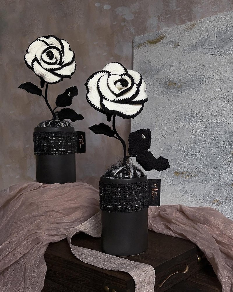 Mustflor Workshop Collection-Rose-Handmade Knitted Rose Potted Flower - ตกแต่งต้นไม้ - ผ้าฝ้าย/ผ้าลินิน สีดำ